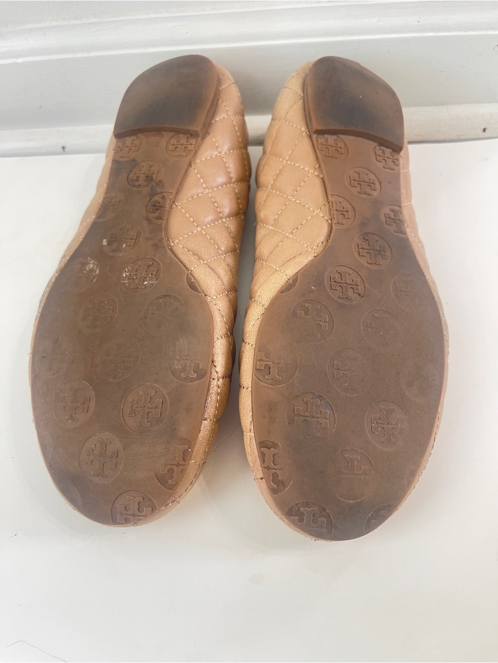 Tory Burch Flats Size 9 Sand With Gold Emblem Quilted Minnie Flats - Picture 7 of 8